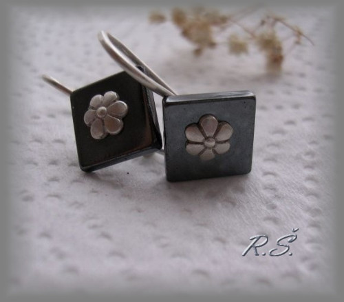 HEMATIT 10x10 mm .jemný smirek.. ZAPÍNACÍ HÁČEK