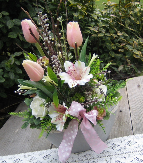 Lodička s tulipány a alstromeriemi — foto 1