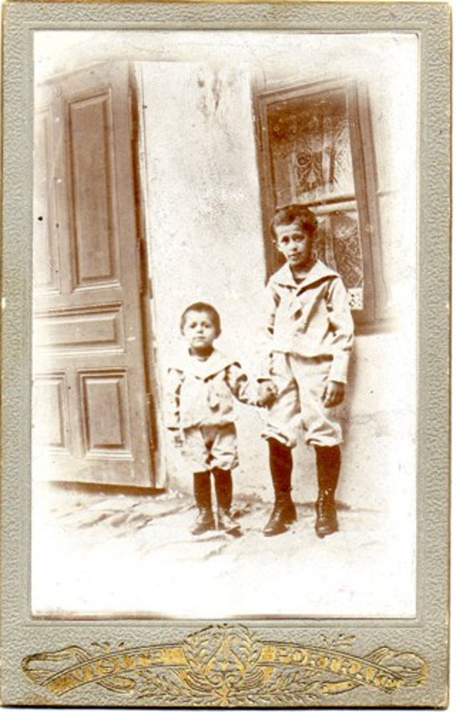 Kabinetka sourozenci u domu — foto 1