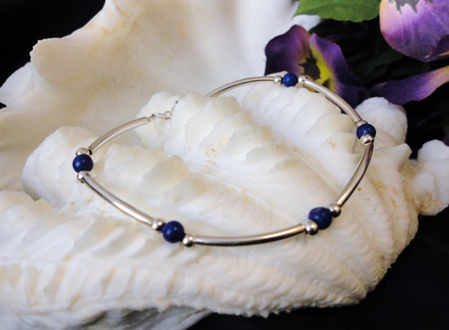 Stříbrný náramek s lapis lazuli — foto 1