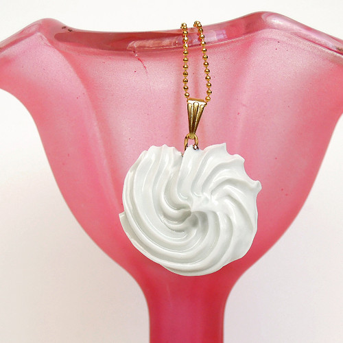 "Šlehačka" porcelánový přívěsek — foto 1