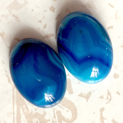 Modrý pásikavý achát, kabošon ovál pár /13x18x5 mm