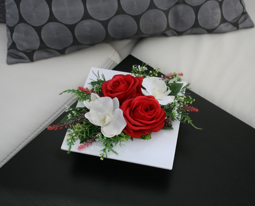 Ikebana s růžemi a orchidejemi — foto 1