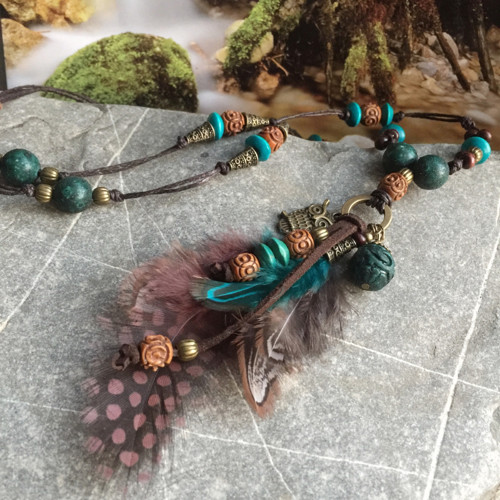 Boho korálky s hnědým pírkem — foto 1