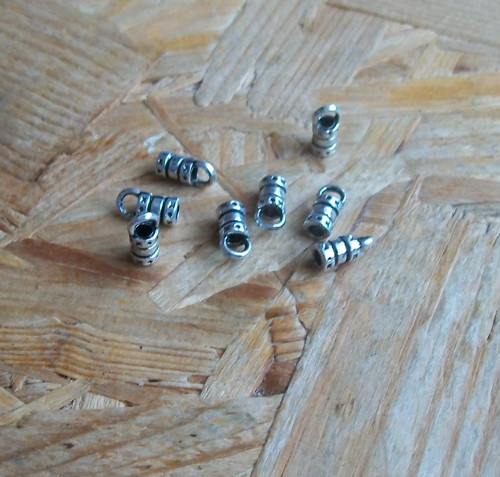 PRUHOVANÉ KONCOVKY NA KŮŽI 2 mm - 10 ks