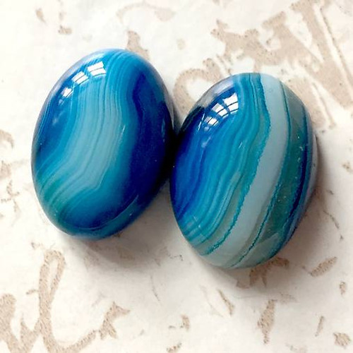 Modrý pásikavý achát, kabošon ovál pár /13x18x5 mm