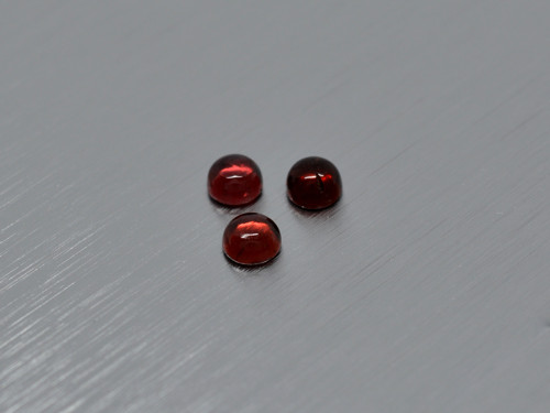 Granát přírodní kabošon kulatý 4,1 mm