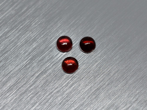 Granát přírodní kabošon kulatý 4,2 mm