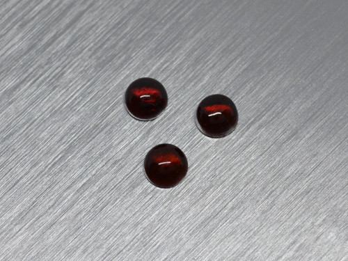 Granát přírodní kabošon kulatý 5 mm