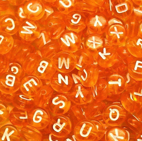 Akrylové korálky s písmenky - oranžové, 100 kusů