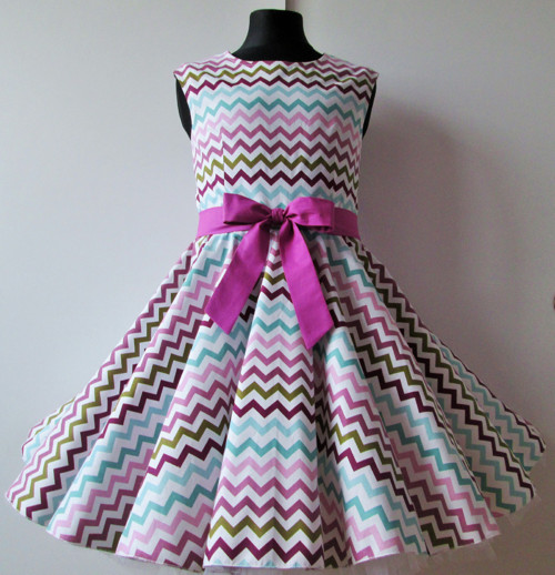 ŠATY 152-158 PASTELOVÝ CHEVRON — foto 1