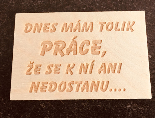 Moc práce - vtipná cedulka