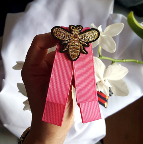 Růžová bow brooch s včelkou — foto 1