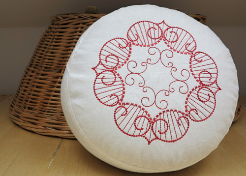 Vyšívaný puff mandala, průměr 30 bílá/červená