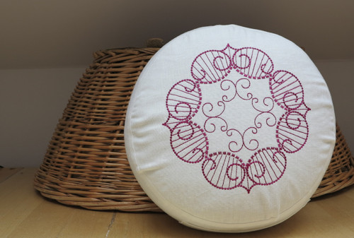 Vyšívaný puff mandala, průměr 30 bílá/růžová sytá