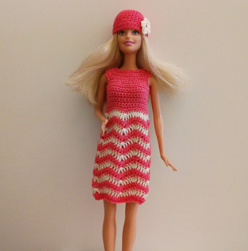 Šaty s vlnkami a čepička pro Barbie — foto 1
