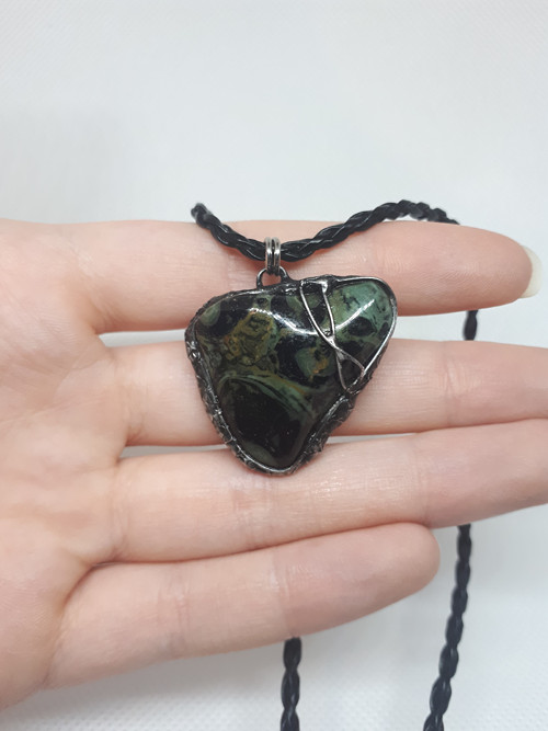 Krokodýlí amulet (jaspis kambaba) — foto 1