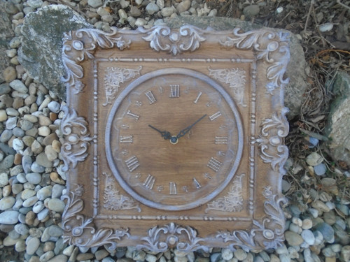 Drevorezby hodiny s ornamentom