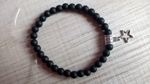 Náramek: onyx černý matný + hvězda — foto 1