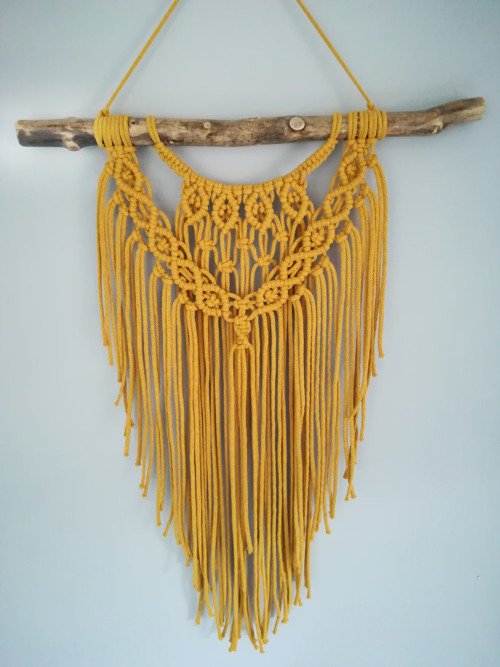 Macrame dekorace v hořčicové barvě — foto 1