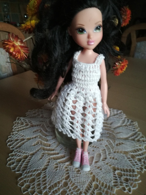 Bílé krajkové šaty pro Barbie