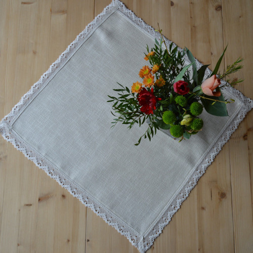 Pevný ubrus s krajkou 65 x 65 cm