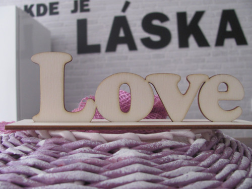 Nápis LOVE ve stojánku