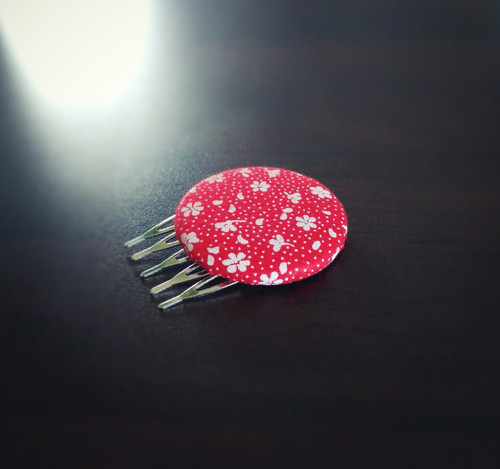 Buttonkový hřebínek folkový