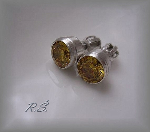 JARO VE ŽLUTÉM kameny průměr 6 mm ... šroubky