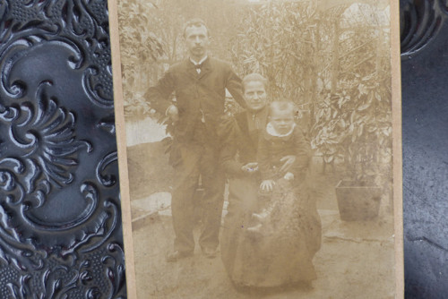 S maličkým...stará kabinetní fotografie