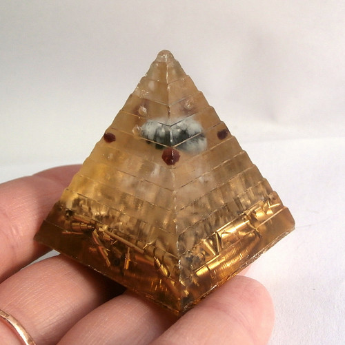 Pyramida *Obsidián vločkový - kámen čarodějek* — foto 1