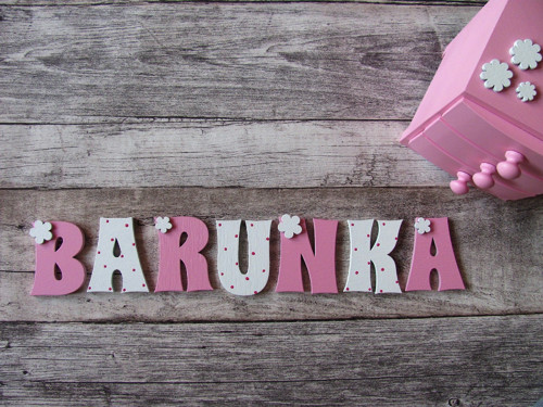 Dřevěná písmena BARUNKA 8 cm - s kytičkami