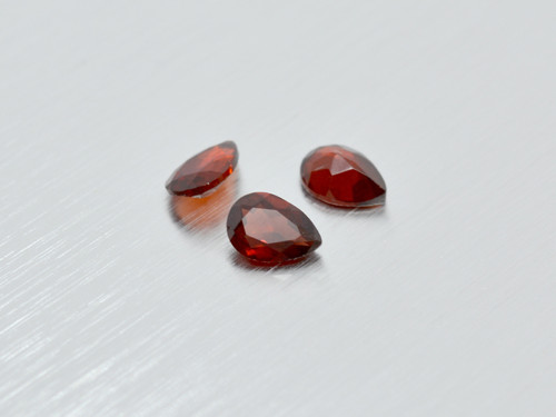GRANÁT přírodní 5x7 mm hruška slza