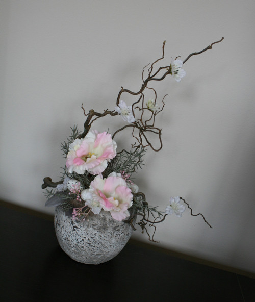 Jarní ikebana s eustomami a třešněmi — foto 1
