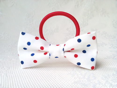 White hair bow with red&blue dots — foto 1