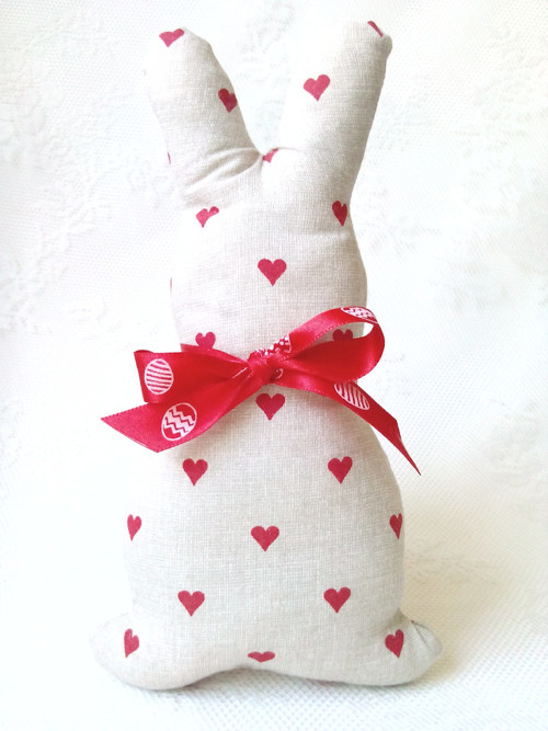 Bunny in love (beige/red hearts)