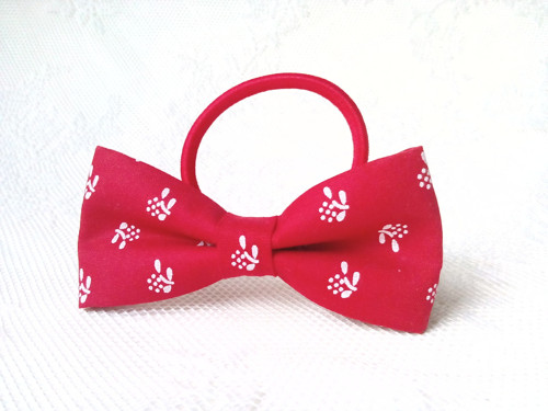 Red folklore hair bow
