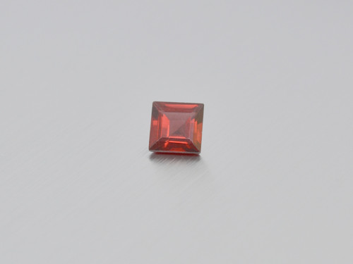 GRANÁT přírodní 6,1 mm čtverec