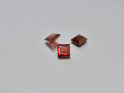 GRANÁT přírodní 4 mm čtverec