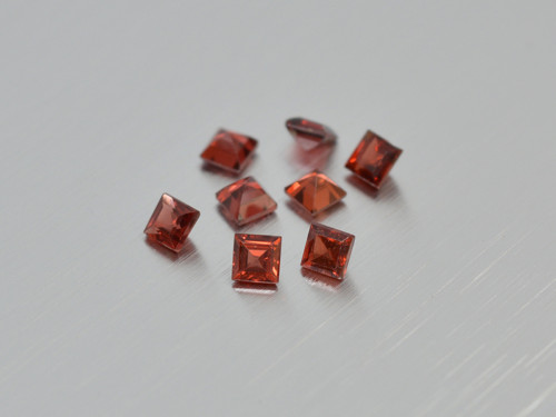 GRANÁT přírodní 3 mm čtverec