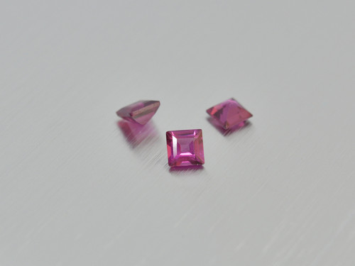 GRANÁT přírodní 4 mm čtverec