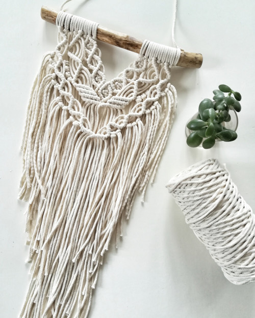 Macrame závěsná dekorace v krémové barvě — foto 1
