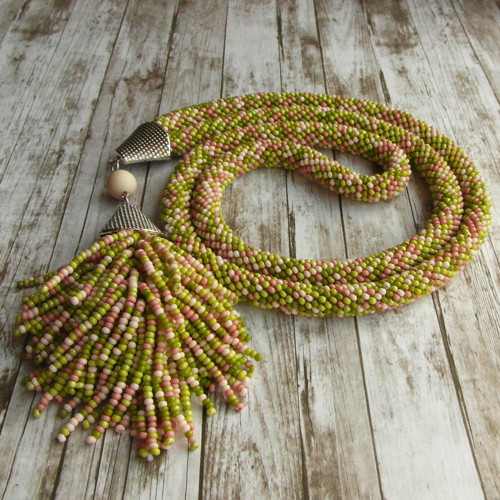 Dlouhý náhrdelník se střapcem tak trochu boho
