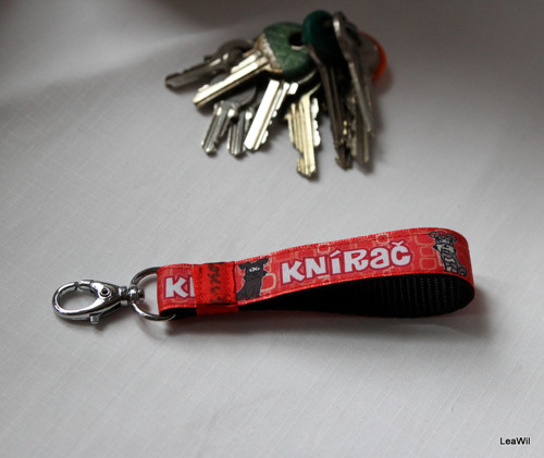 Klíčenka taft 2cm knírač - poutko s karabinou