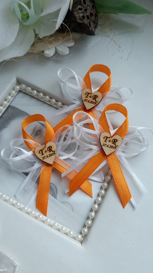 Oranžový vývazek s monogramy