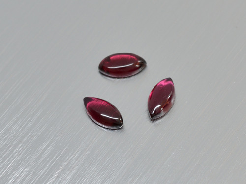 GRANÁT přírodní kabošon 3.9x7.8 mm markýza