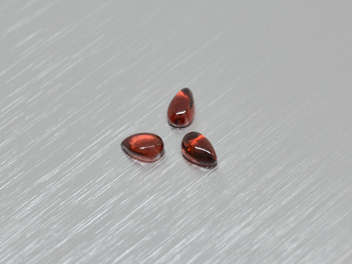 GRANÁT přírodní 3x5 mm slza kabošon