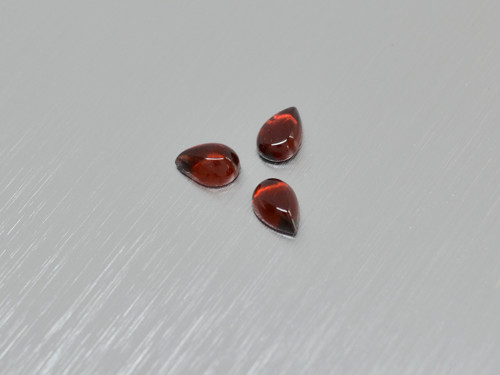 GRANÁT přírodní 4x6 mm slza kabošon