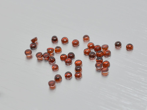 GRANÁT přírodní kulatý 1,9 mm kabošon