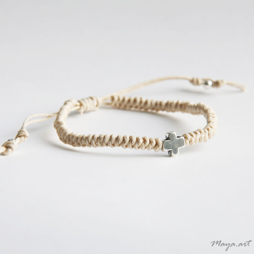 Béžový náramek "MACRAME BRACELET" s malým křížkem